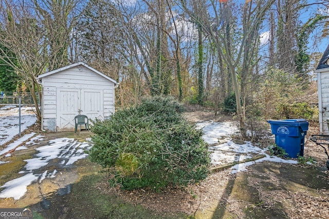 view of yard featuring a shed