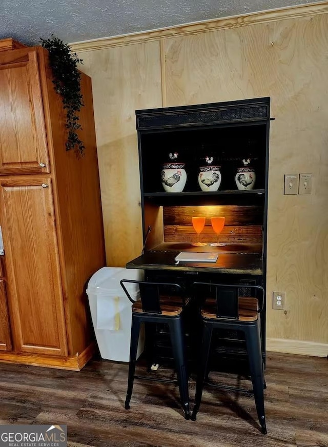 interior details with hardwood / wood-style floors