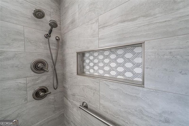 room details featuring a tile shower