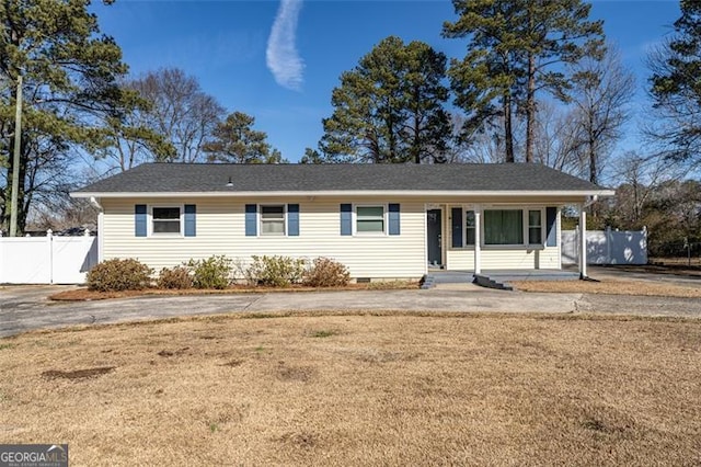 ranch-style home featuring a front lawn