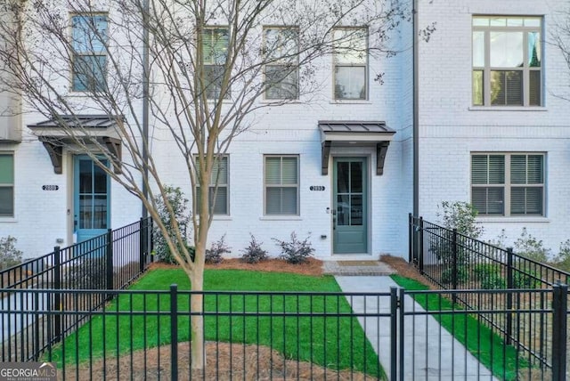 view of front of property with a front lawn