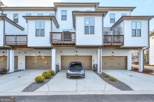 view of front facade featuring a garage and a balcony