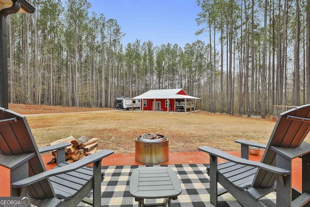 view of yard featuring a fire pit