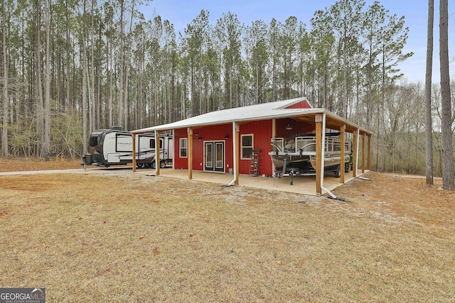 view of front of home featuring a front yard