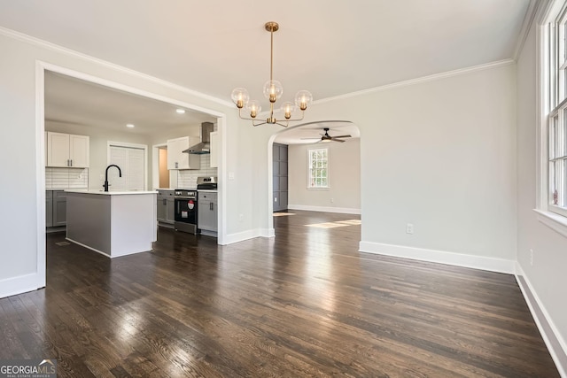 interior space featuring crown molding, sink, dark hardwood / wood-style floors, and ceiling fan with notable chandelier