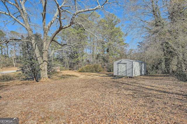 view of yard with a shed