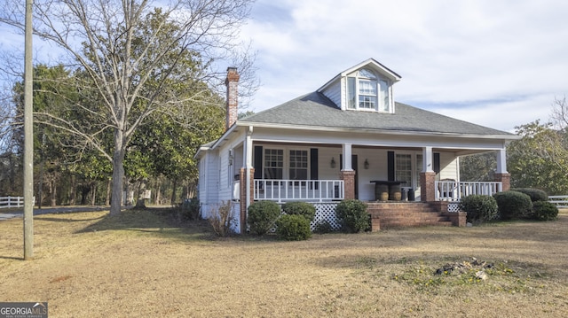 view of front of home featuring a front yard and covered porch