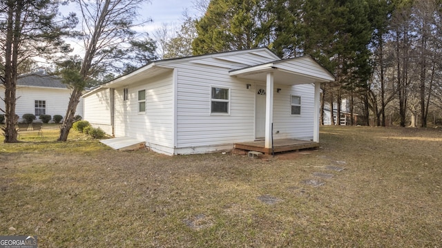 view of front of home featuring a front lawn