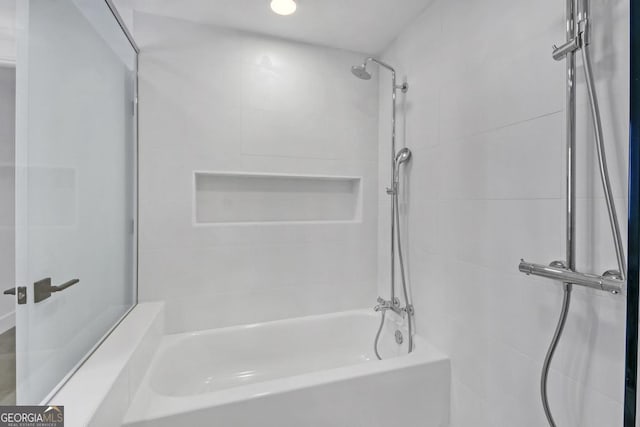 bathroom with tiled shower / bath combo