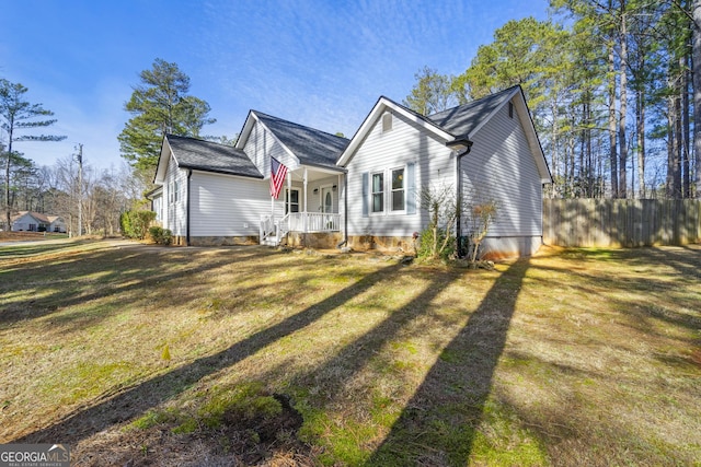 view of front of property featuring a front yard