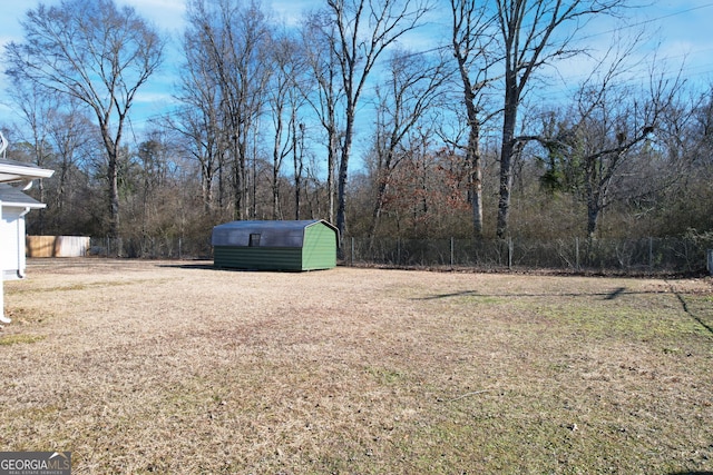 view of yard featuring a shed