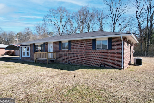 view of front of property featuring cooling unit, a carport, and a front yard