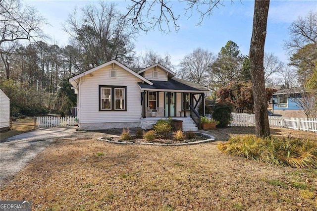 view of front of home featuring a porch and a front lawn