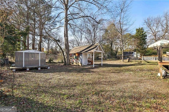 view of yard with a storage unit