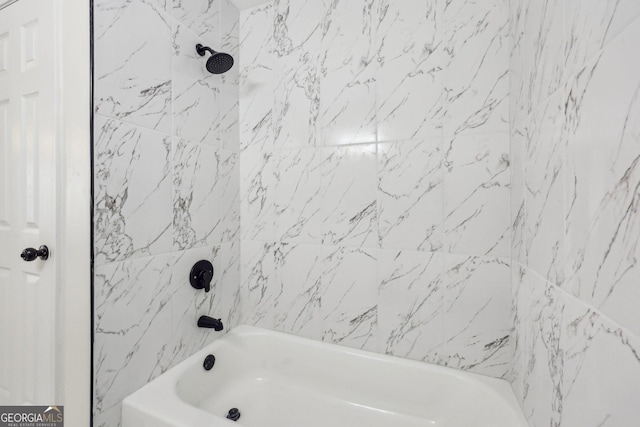 bathroom with tiled shower / bath