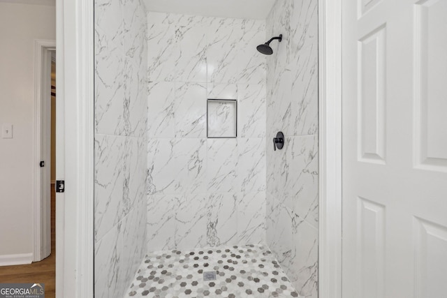 bathroom featuring a tile shower