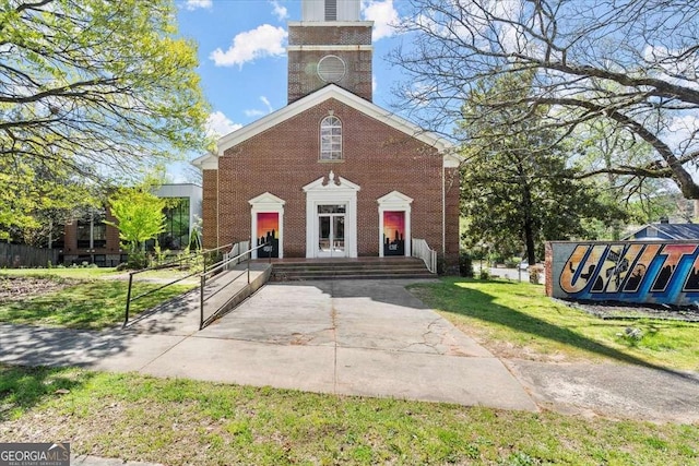 view of front facade featuring a front lawn