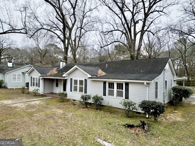 single story home featuring a front yard