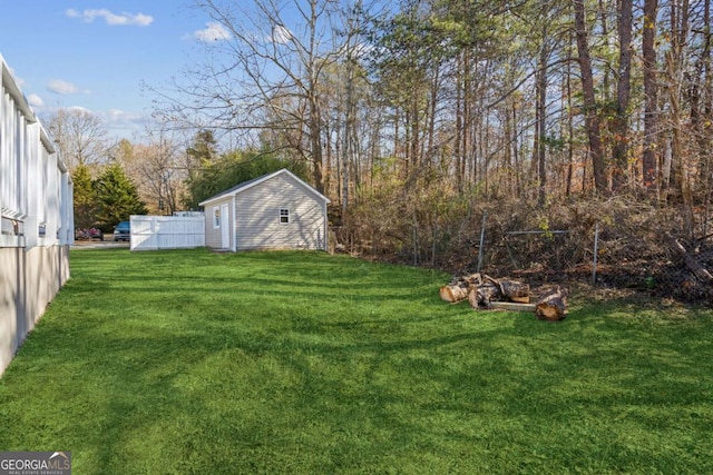 view of yard featuring an outdoor structure