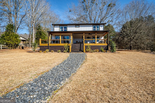 view of front of property with a porch and a front yard