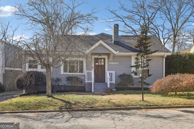 view of front of house featuring a front lawn