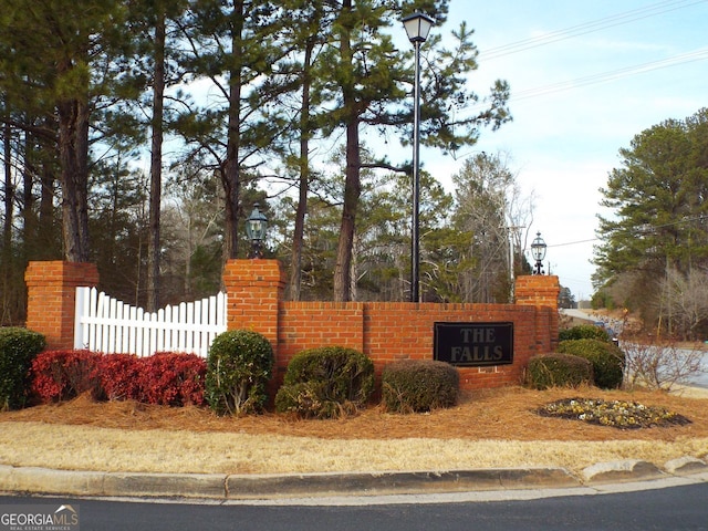 view of community / neighborhood sign