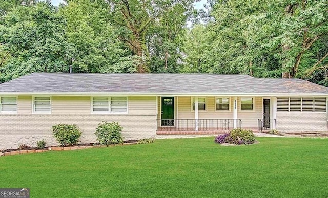 ranch-style home featuring a porch and a front yard