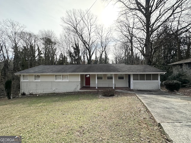 view of front of property featuring a porch and a front yard