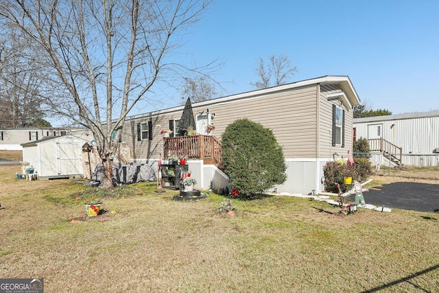 view of front of house featuring a shed and a front yard