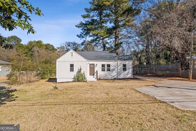 view of front facade featuring a front lawn