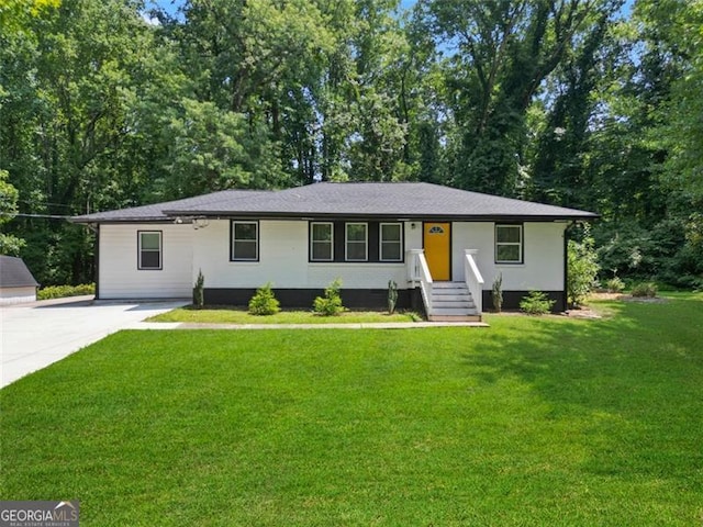 ranch-style home featuring a front lawn