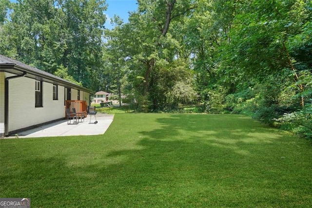 view of yard featuring a patio