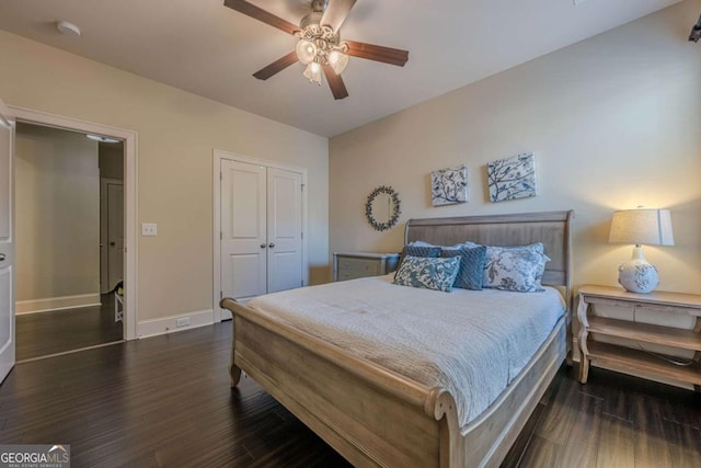 bedroom featuring dark wood-type flooring, ceiling fan, and a closet