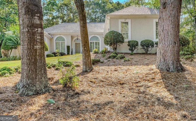 view of front of home with a front lawn