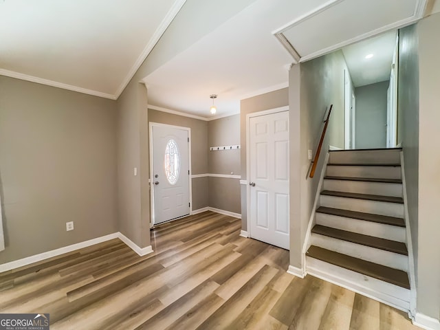 foyer entrance featuring hardwood / wood-style flooring and crown molding