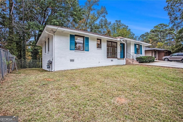 single story home featuring a front lawn