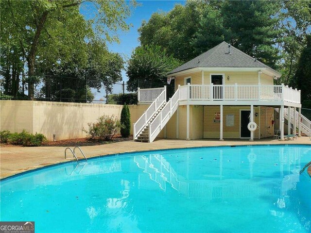 507 Augusta Dr SE, Marietta, GA 30067 - view of swimming pool featuring a wooden deck