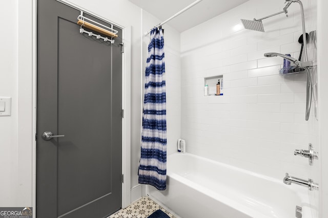 bathroom with shower / tub combo