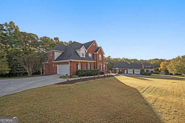 view of front of property featuring a front lawn