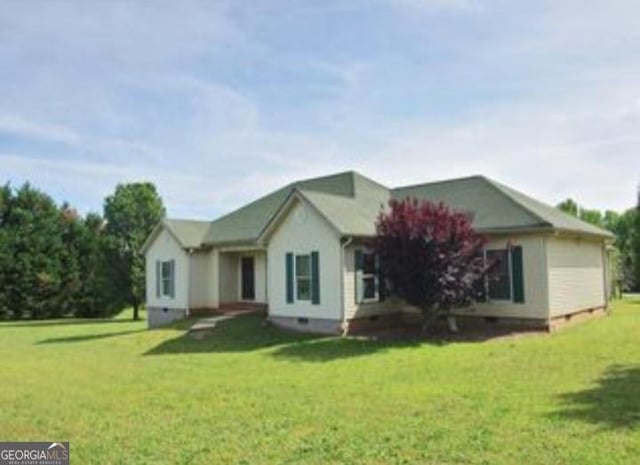 view of front of property featuring a front lawn