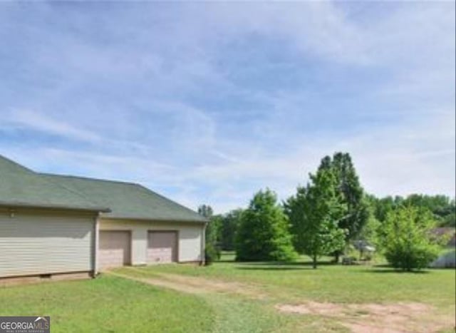 view of yard with a garage