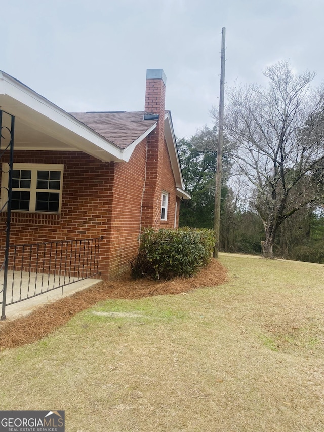 view of side of property featuring a lawn