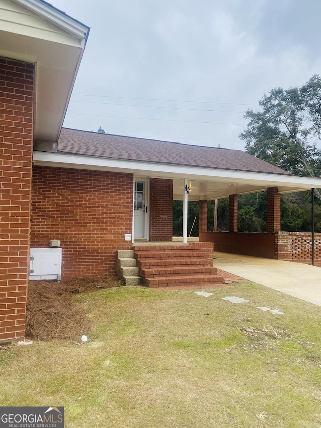 view of front facade featuring a front lawn and a carport