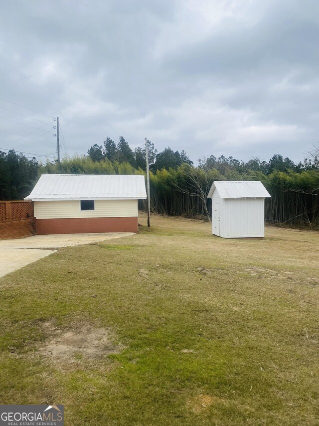 view of yard featuring a storage shed