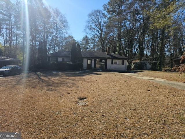 ranch-style house with a front yard