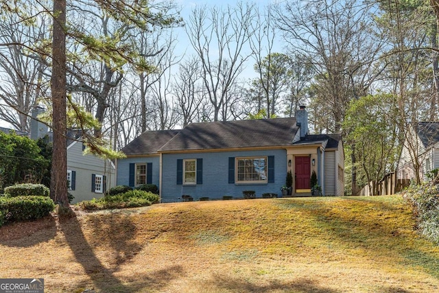 view of front of home featuring a front lawn