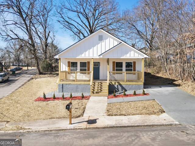 view of front of home with covered porch