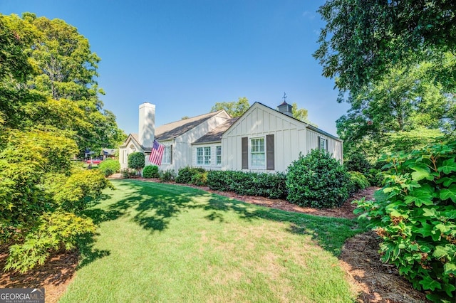 view of front facade with a front yard