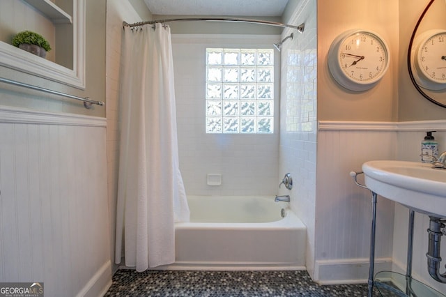 bathroom featuring shower / tub combo