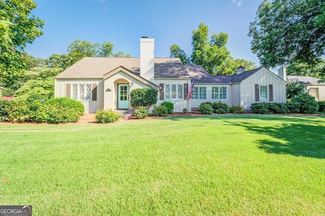 ranch-style home featuring a front lawn